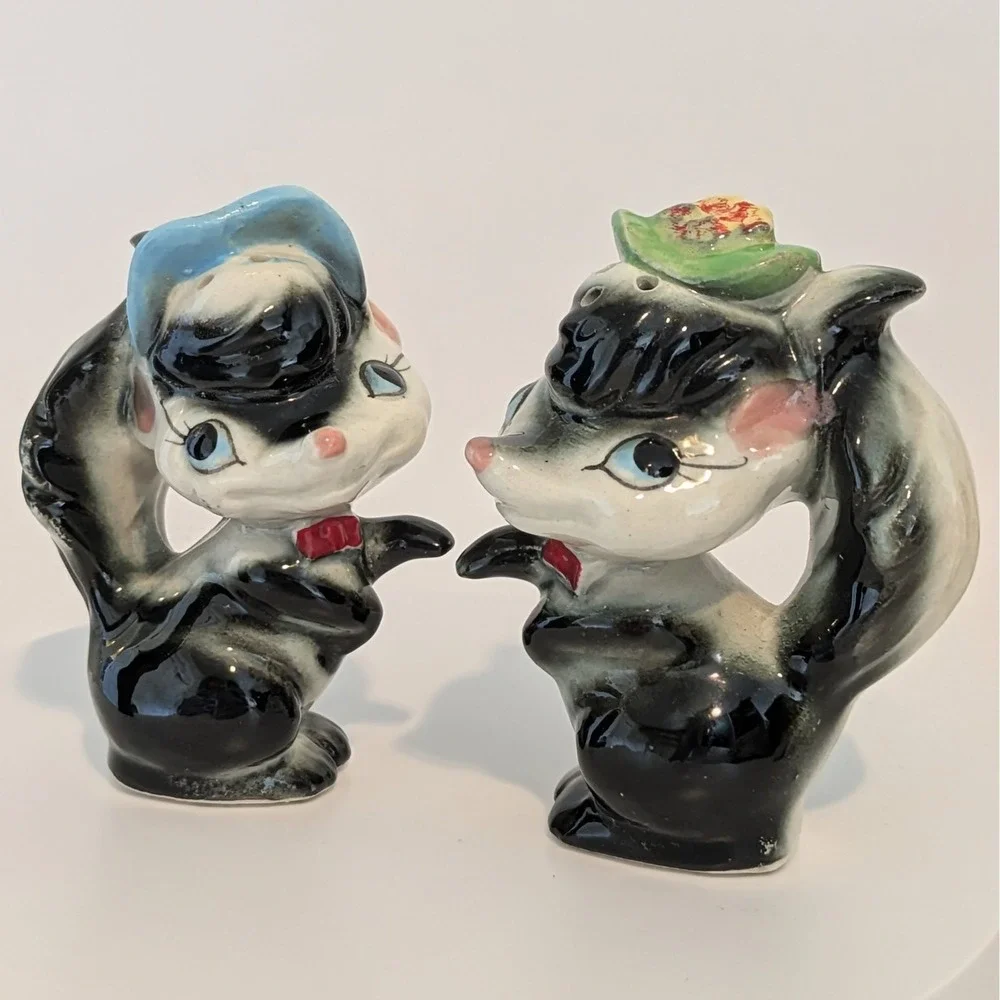 Vintage Skunk Couple Salt And Pepper Shakers Anthropomorphic Hats Japan‎